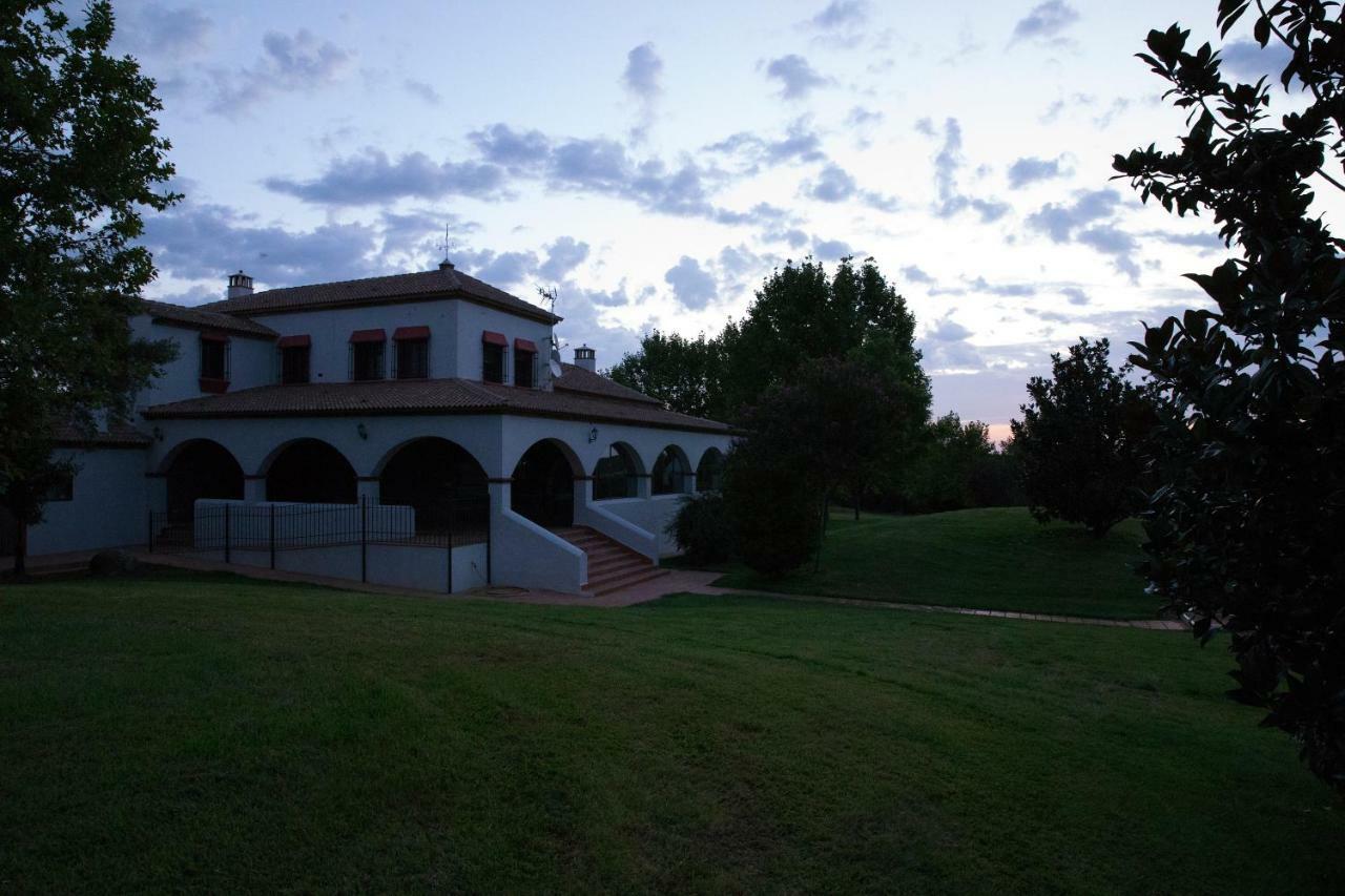 Hotel Rural Las Tejuelas Valdecaballeros ภายนอก รูปภาพ