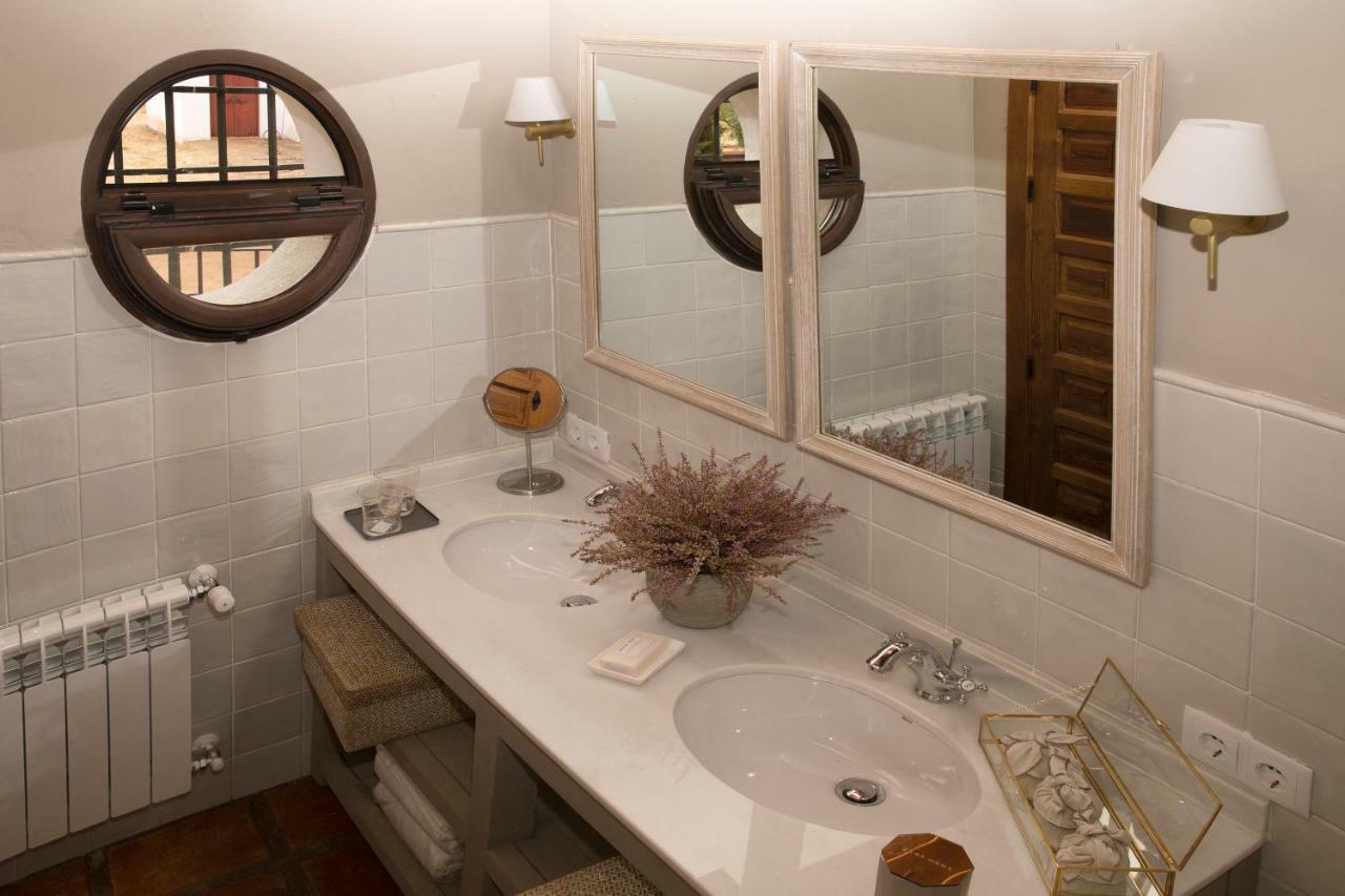 Hotel Rural Las Tejuelas Valdecaballeros ภายนอก รูปภาพ